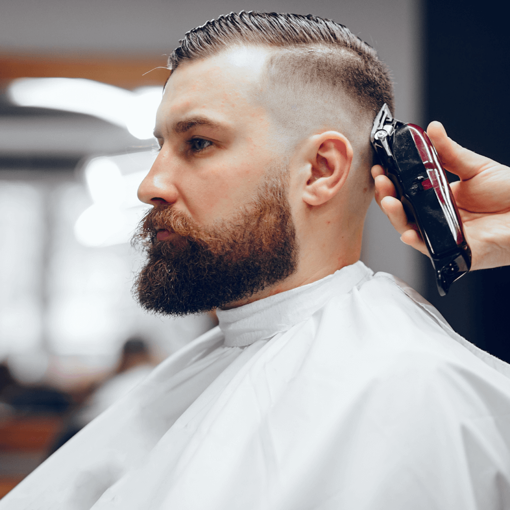 hombre con barba y corte de cabello moderno en barbería