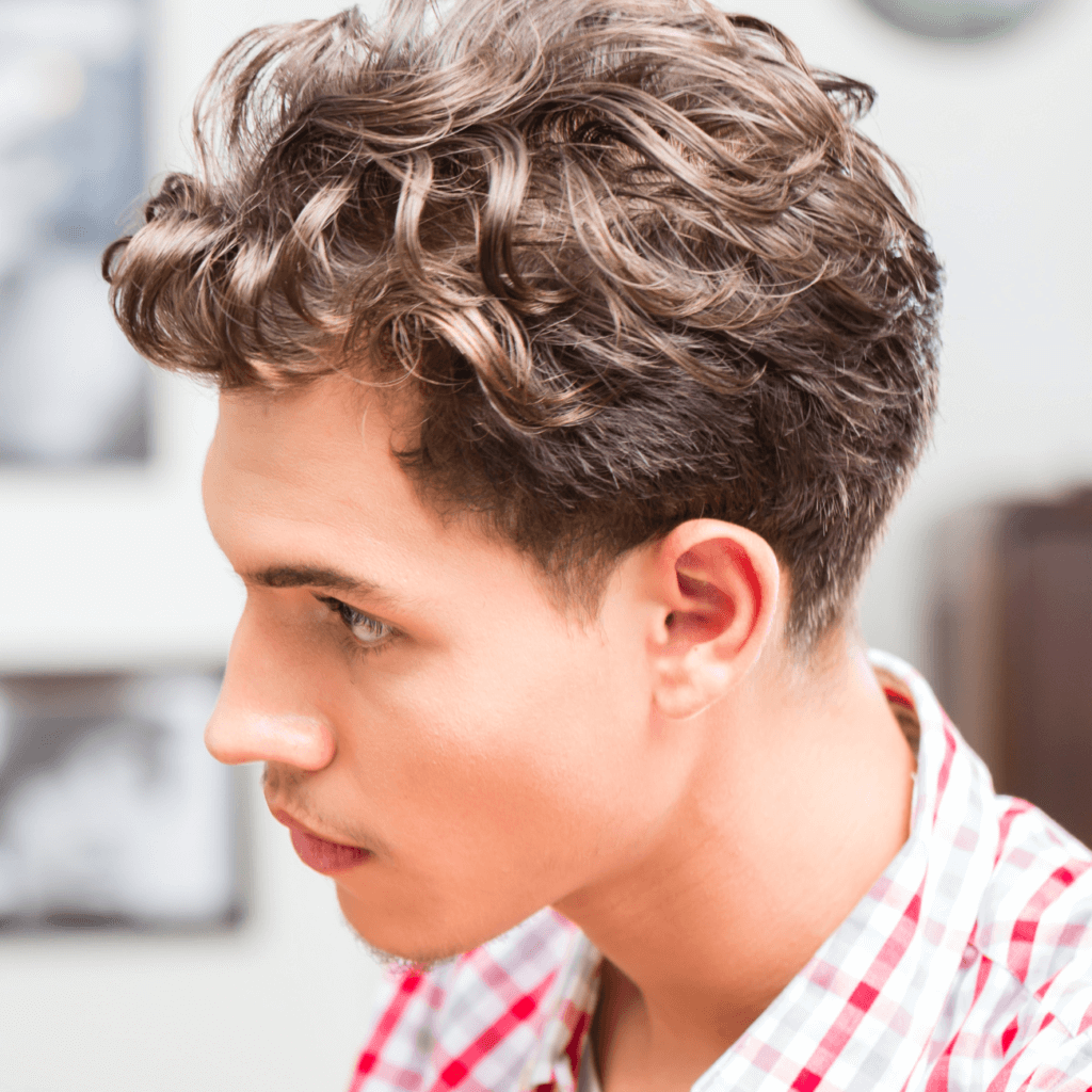 hombre con cabello rizado de perfil