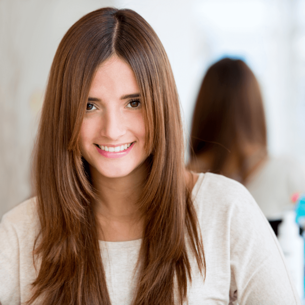 mujer con corte de cabello en capas largas