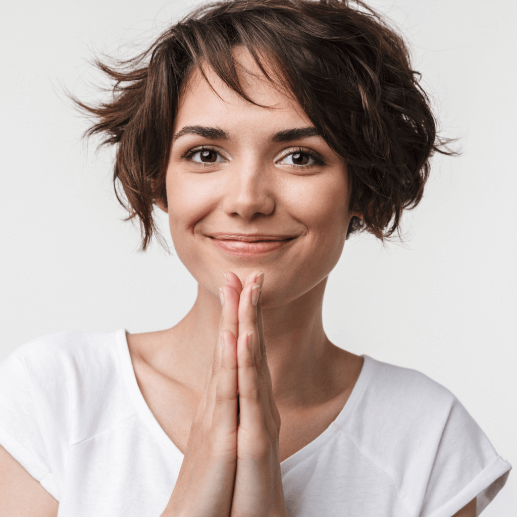 mujer con cabello corto fondo y playera blanca