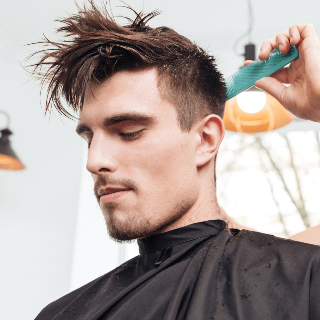 hombre cortandose el cabello