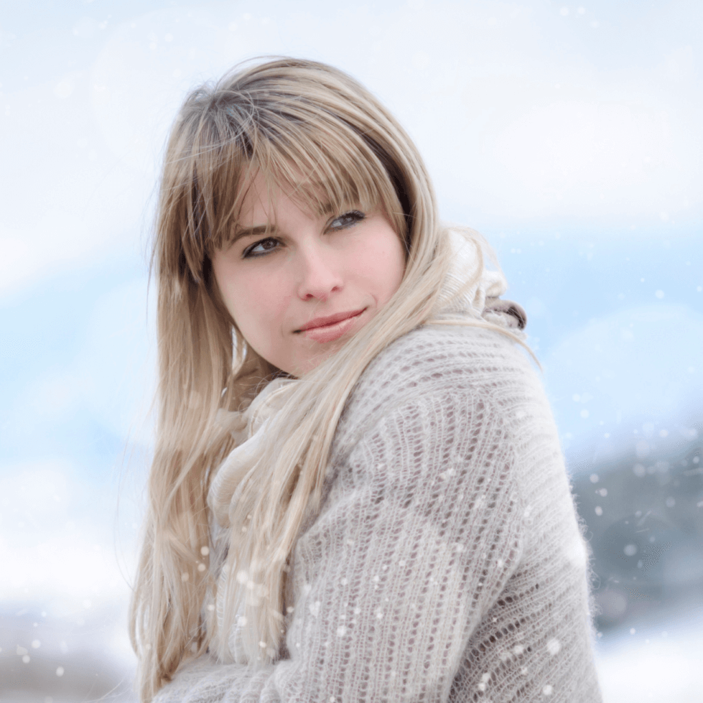 mujer con cabello rubio fondo de nieve 