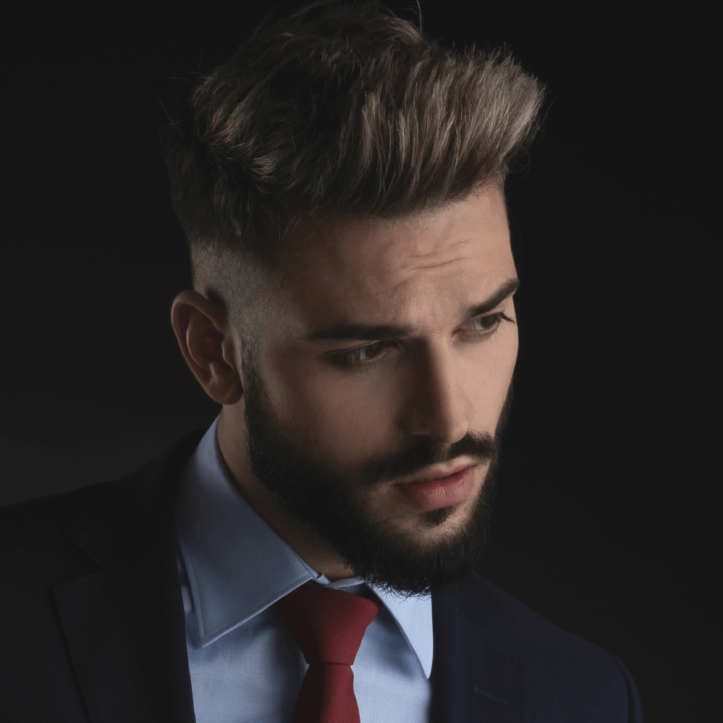 hombre con barba y corbata fondo negro